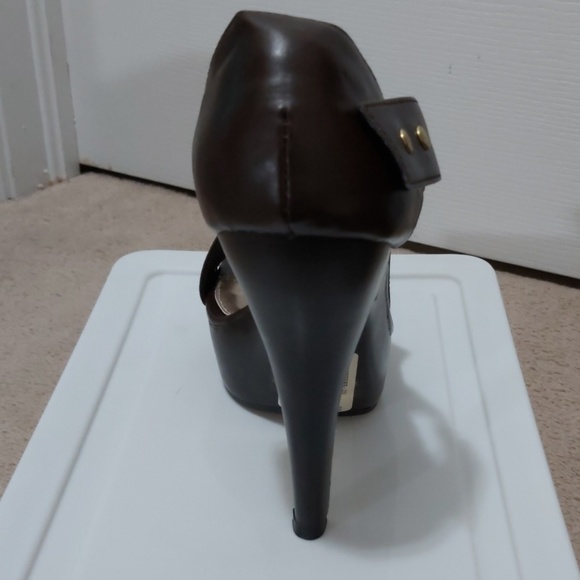 Shoes - Picture 4 of 5